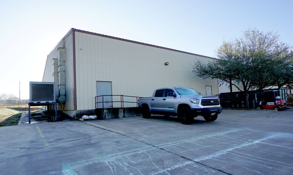 More Photos Of 1610 Dungan Ln, Austin Warehouse For Lease