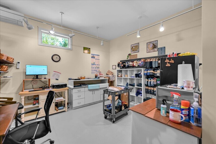 More Photos Of 608 Atlantic Hwy, Northport Freestanding For Sale