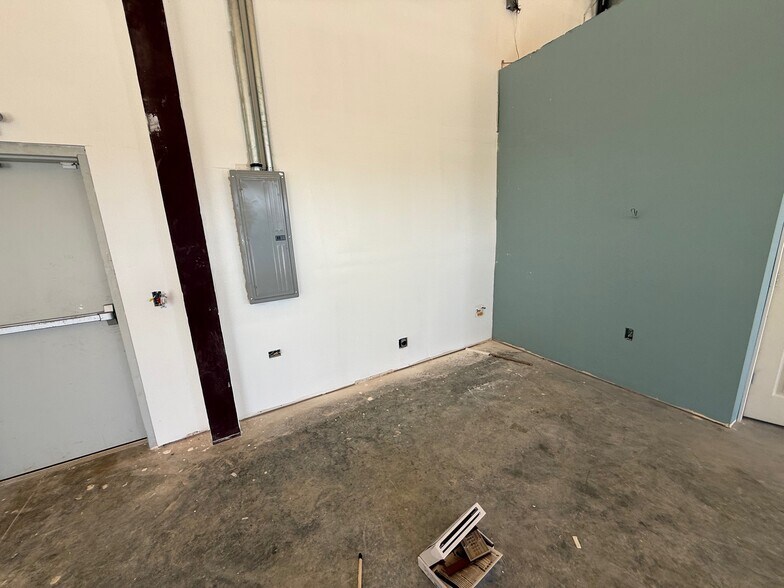 More Photos Of 18487 Highway 105, Cleveland General Retail For Lease