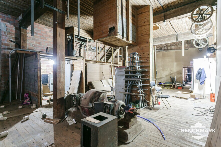 More Photos Of 4017 Railroad, Williamson Warehouse For Sale