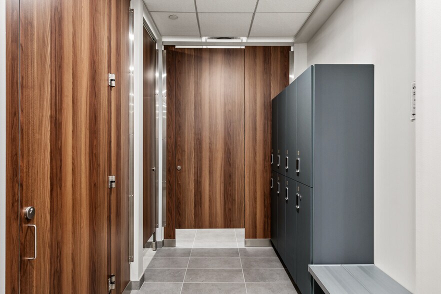 More Photos Of 9550 W Higgins Rd, Rosemont Office For Lease