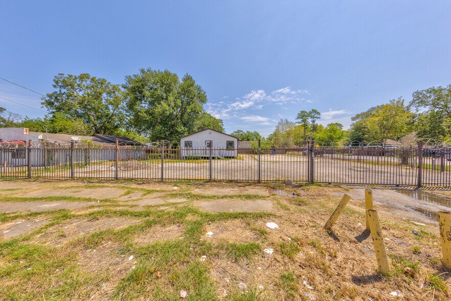 More Photos Of 8002-8004 Homestead, Houston Freestanding For Sale