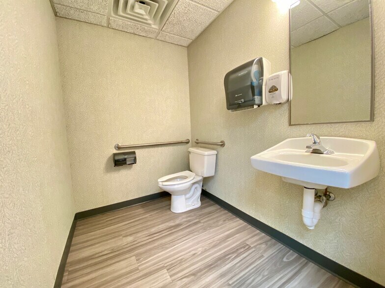 More Photos Of 1107 Statesville Blvd, Salisbury Medical For Lease