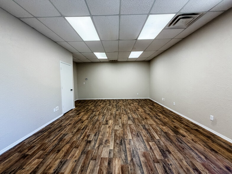More Photos Of 120 S Rock Island Ave, El Reno Storefront Retail Office For Lease
