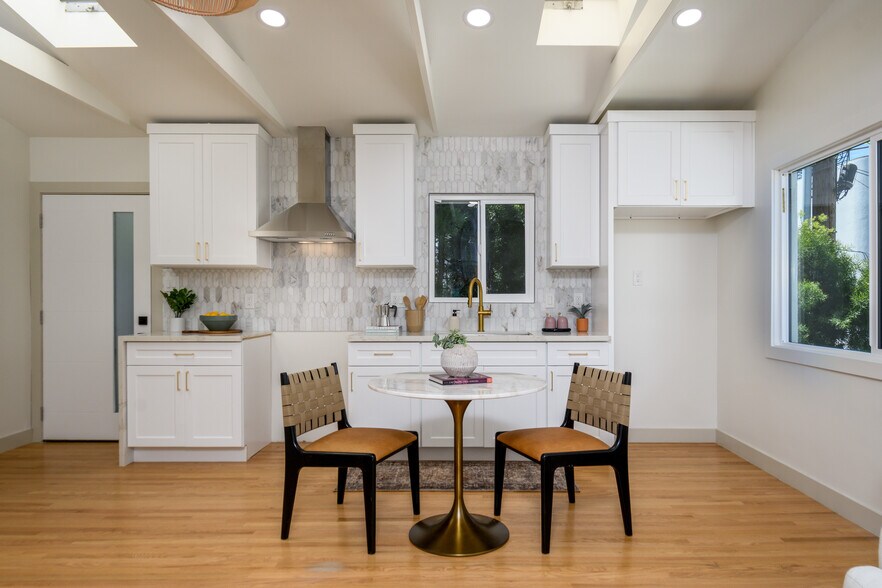 More Photos Of 223 Howland Canal, Venice Multifamily For Sale