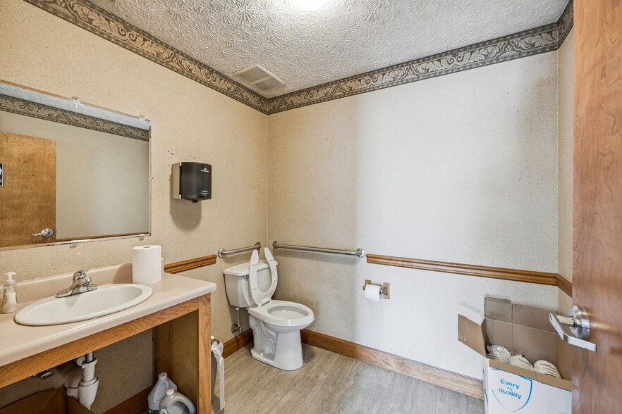 More Photos Of 1655 Oakbrook Dr, Gainesville Flex For Lease