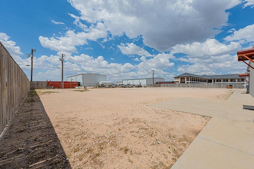 More Photos Of 650 S John Ben Shepperd Pky, Odessa Office For Sale