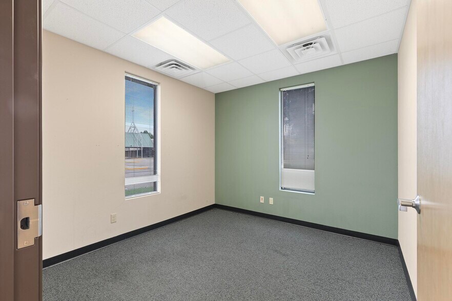 More Photos Of 327 E Airport Dr, Carthage Medical For Sale