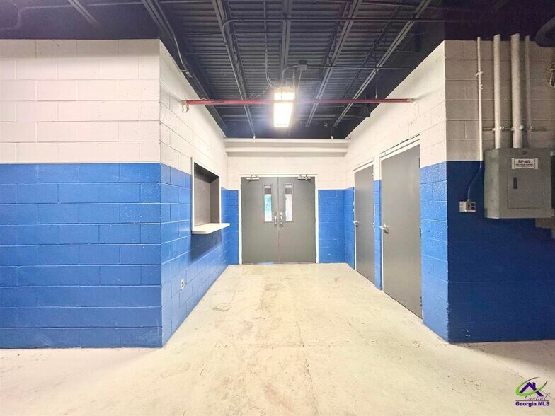 More Photos Of 801 Valley Dr, Perry Distribution For Lease