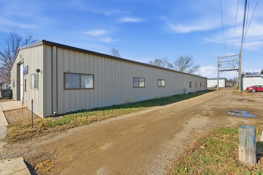 More Photos Of 1703 Laurel St, Tyndall Manufacturing For Sale