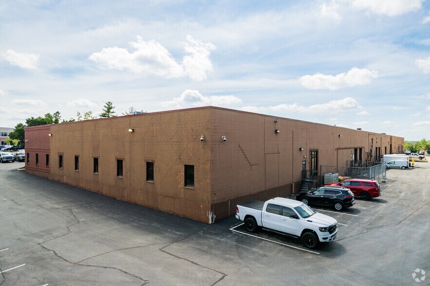 More Photos Of 11600-11612 Lilburn Park Rd, Maryland Heights Warehouse For Lease