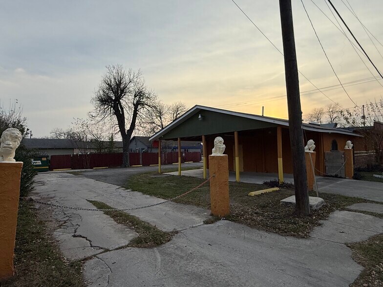 More Photos Of 5402 S Zarzamora St, San Antonio Restaurant For Sale