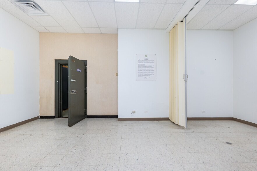 More Photos Of 7541 N Western Ave, Chicago Office For Sale
