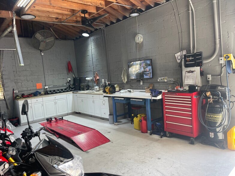 More Photos Of 1110 2nd Ave S, Lake Worth Warehouse For Lease