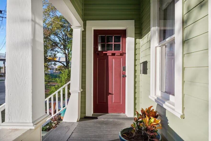 More Photos Of 724 N Cherry St, San Antonio Office For Sale