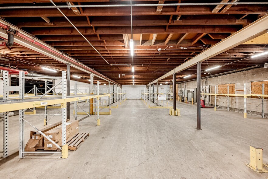 More Photos Of 561-563 Rue Lindbergh, Laval Warehouse For Sale