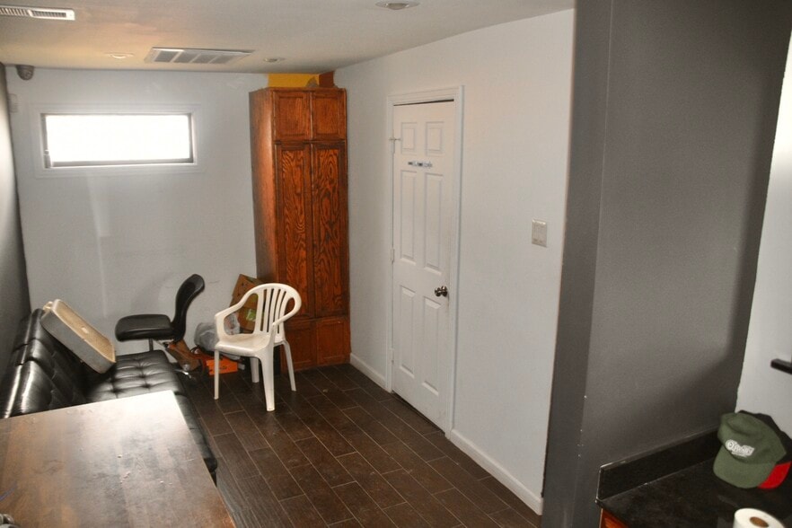 More Photos Of 117 Commercial St, Garland Warehouse For Sale