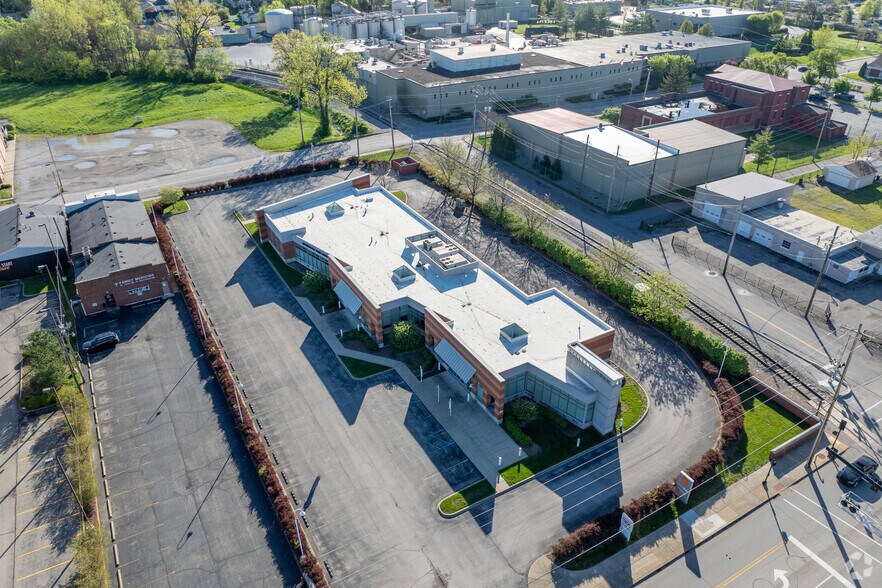 More Photos Of 900 Spring St, Jeffersonville Medical For Lease