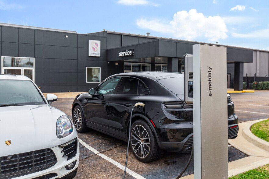 More Photos Of 5385 N I 55 St, Jackson Auto Dealership For Sale