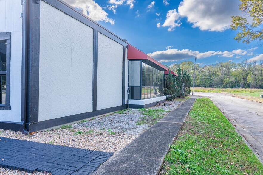 More Photos Of 4840 Hatch Blvd, Muscle Shoals Restaurant For Sale