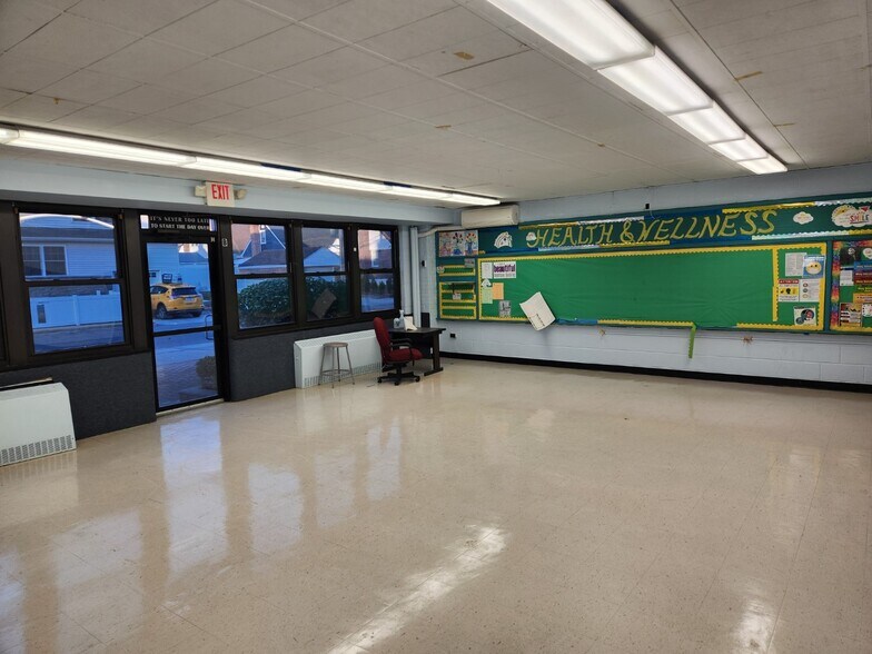 More Photos Of 50 Rose Ave, Valley Stream Schools For Lease