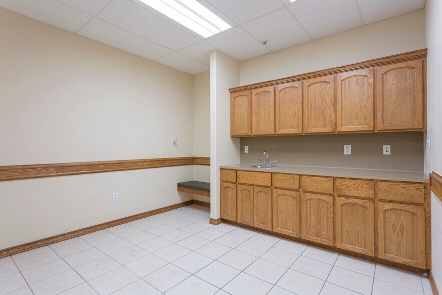 More Photos Of 1022 E Griffin Pky, Mission Medical For Sale