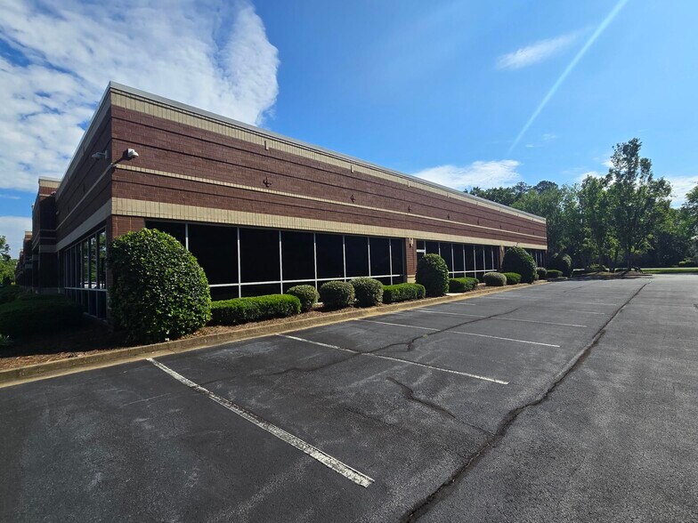More Photos Of 10700 Abbotts Bridge Rd, Johns Creek General Retail For Lease