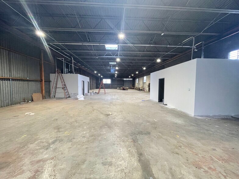More Photos Of 9129 Euclid Ave, Manassas Warehouse For Lease
