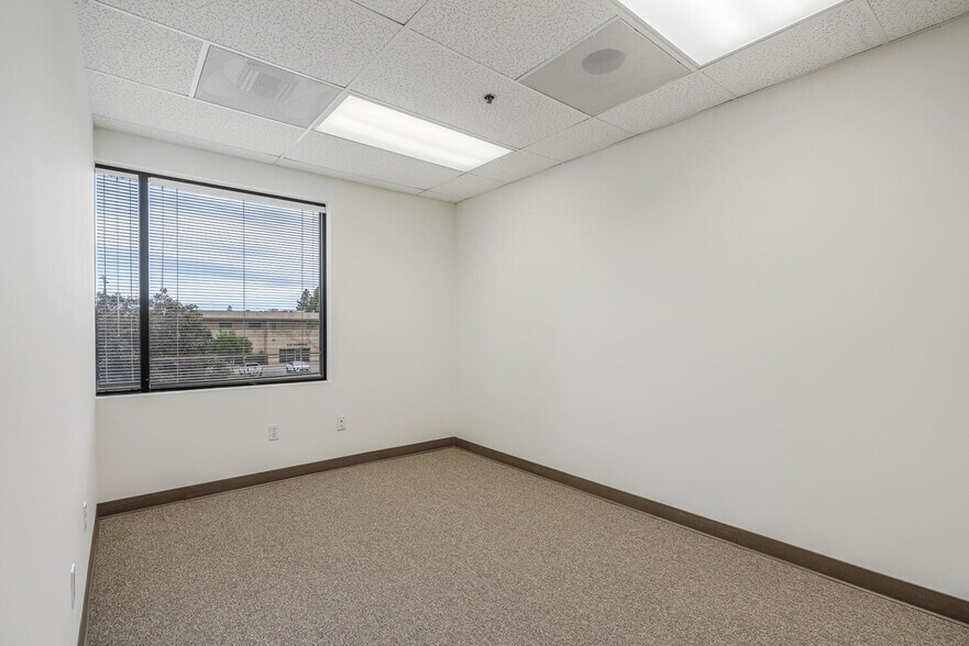 More Photos Of 4572 Telephone Rd, Ventura Warehouse For Lease