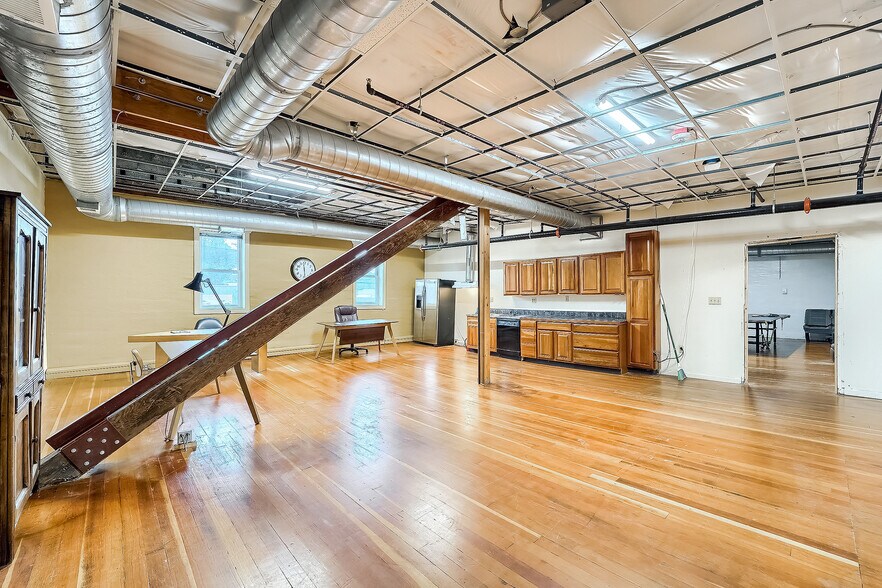 More Photos Of 611 2nd Ave, Longmont Showroom For Sale