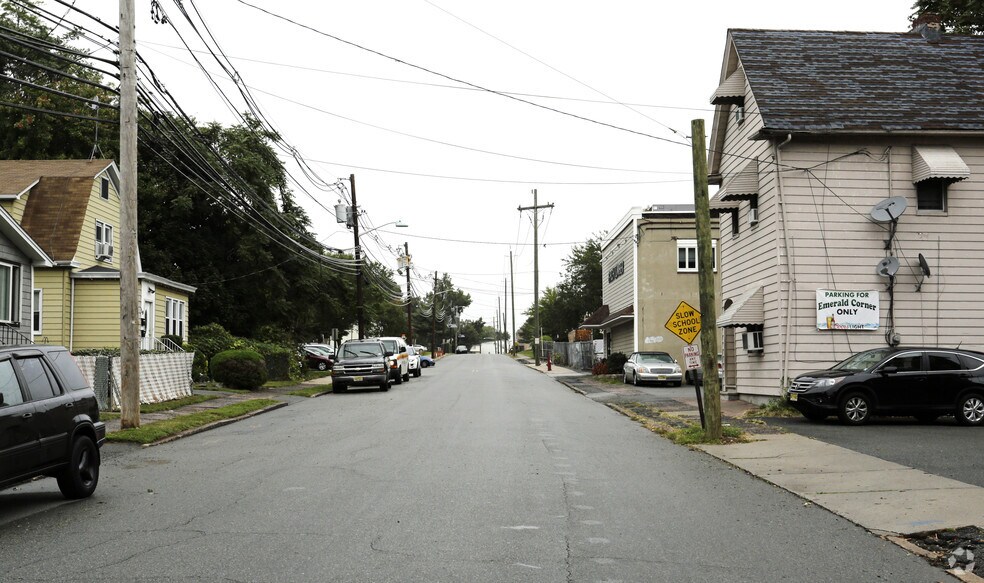 More Photos Of 6-8 Oak St, Clifton Warehouse For Lease