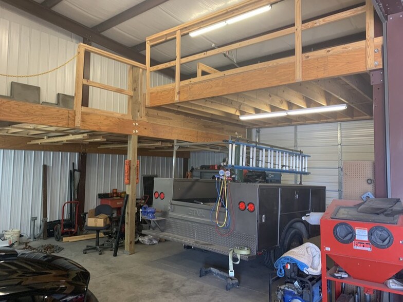 More Photos Of 108 Prides Way, Lexington Light Distribution For Sale