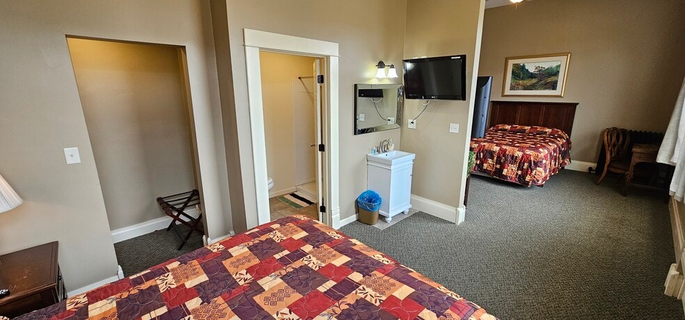 More Photos Of 102 Elkader St, Strawberry Point Hotel For Sale