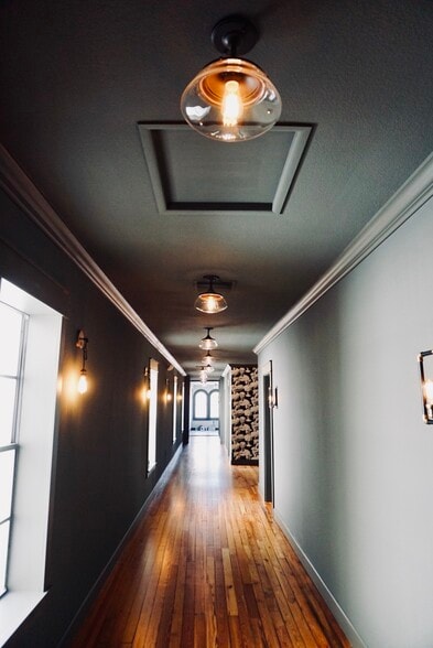 More Photos Of 689 Central Ave, Saint Petersburg General Retail For Lease