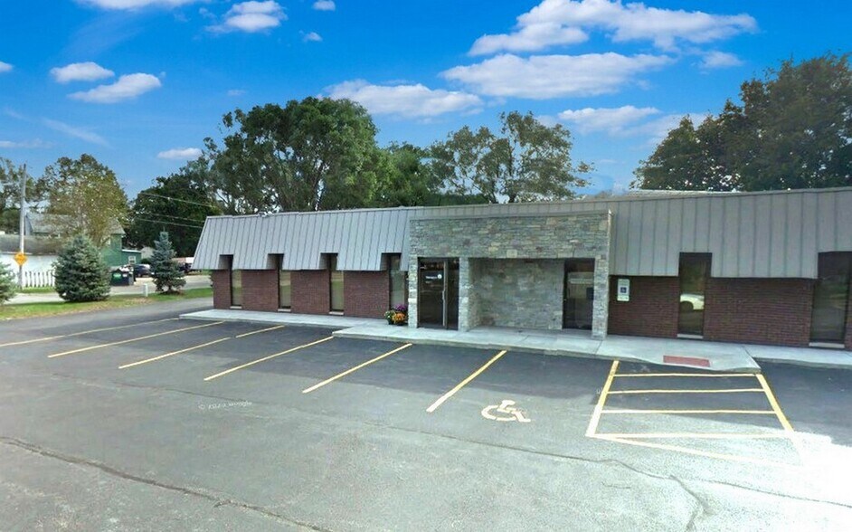 Primary Photo Of 521 Devonshire Ln, Crystal Lake Office For Lease