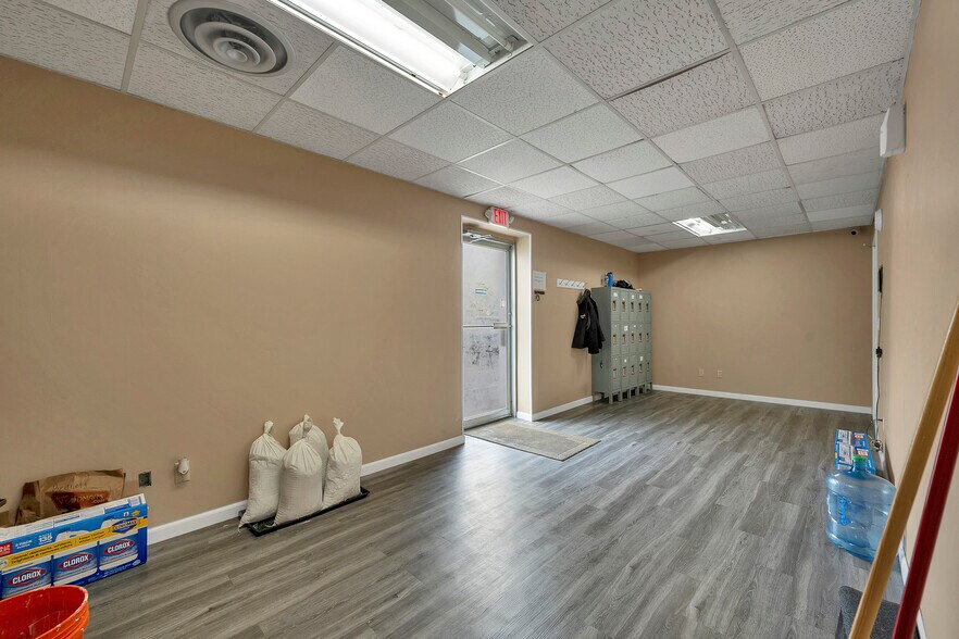 More Photos Of 1279 E Mason St, Green Bay Storefront For Sale