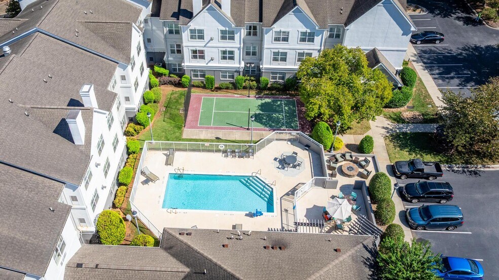 More Photos Of 16830 Kenton Dr, Cornelius Hotel For Sale