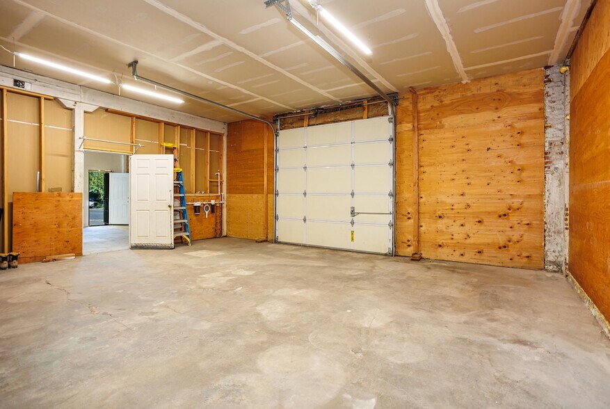 More Photos Of 7001-7013 N Albina Ave, Portland Freestanding For Lease