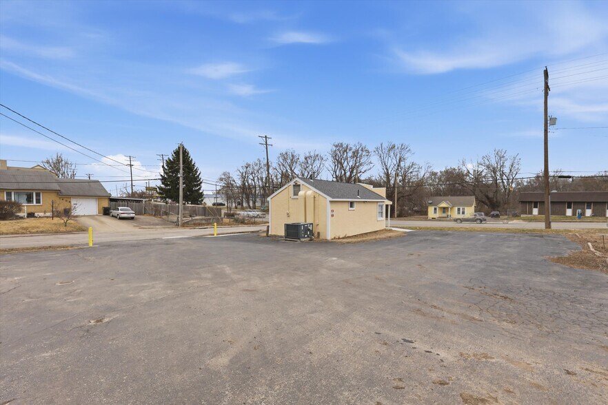 More Photos Of 625 W 23rd St, Independence Storefront Retail Office For Sale