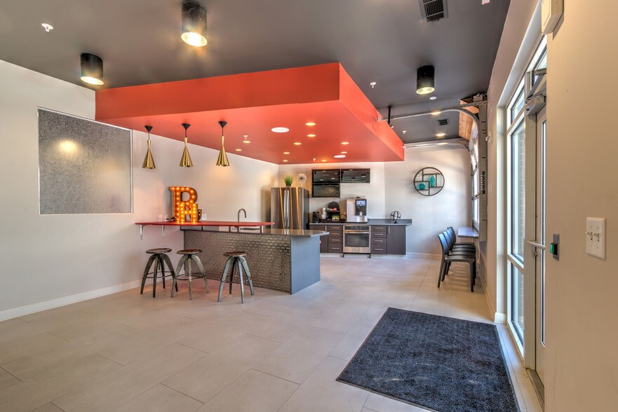 More Photos Of 395 S Highland St, Memphis Apartments For Lease