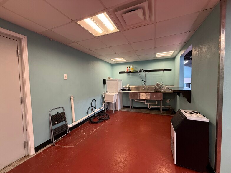 More Photos Of 16677 US Highway 77, Springer Restaurant For Lease