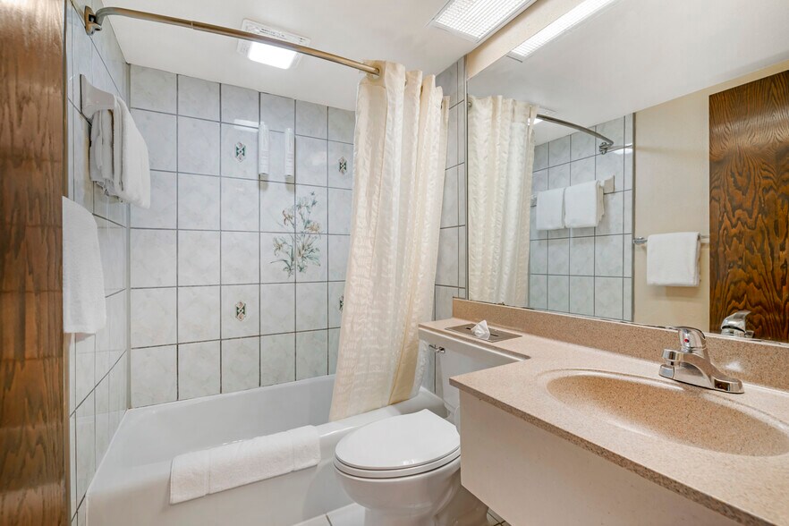 More Photos Of 250 W Church St, Mishicot Hotel For Sale