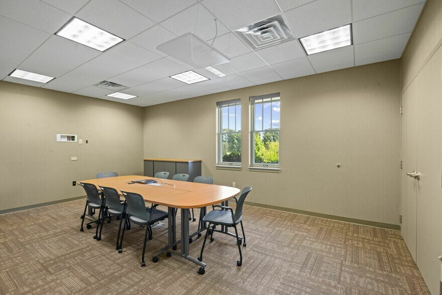 More Photos Of 326 Partnership Pky, Maryville Loft Creative Space For Sale