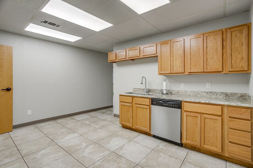 More Photos Of 2030 S Las Vegas Trl, White Settlement Office For Sale