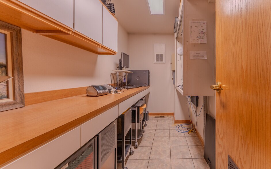 More Photos Of 890 N 2nd St, Lander Office For Sale