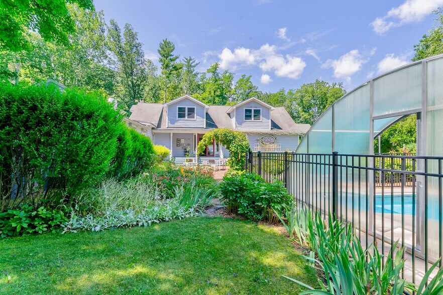 More Photos Of 5355 NY-212 Rt, Mount Tremper Hotel For Sale