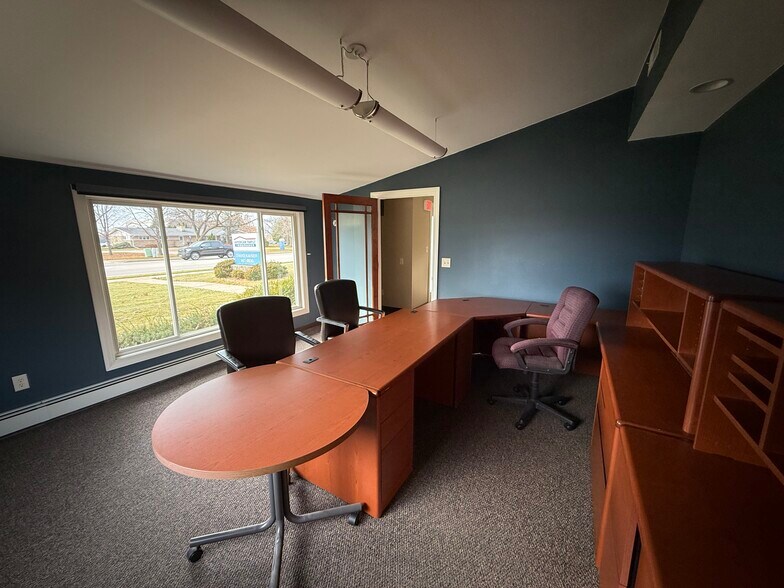 More Photos Of 870 Summit Ave, Oconomowoc Office For Sale