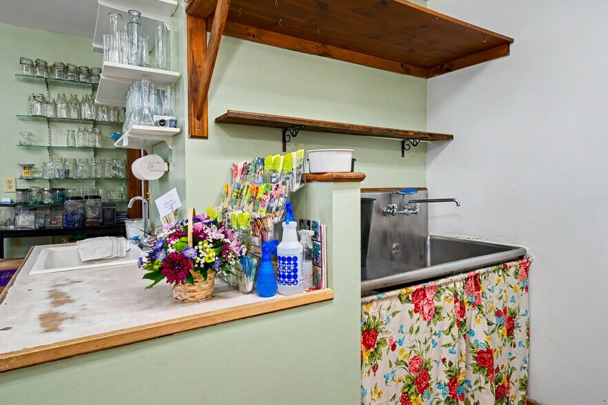 More Photos Of 11 Turnpike St, Jaffrey Freestanding For Sale