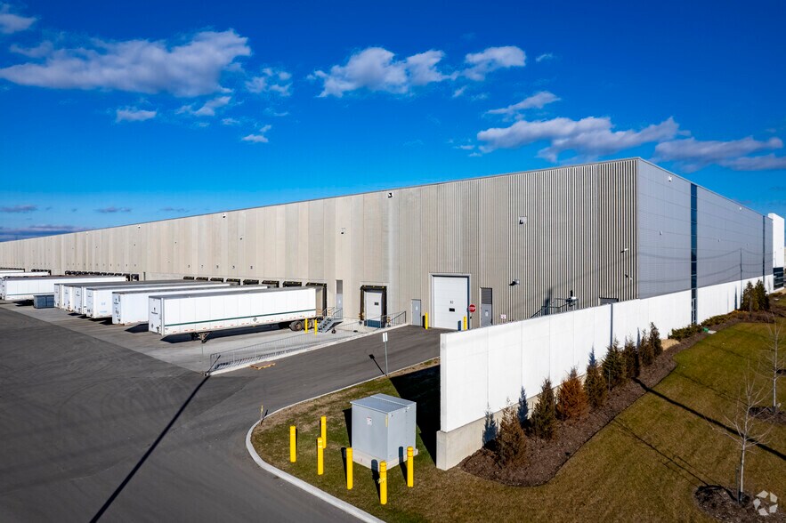 More Photos Of 1672 Tricont Ave, Whitby Distribution For Lease
