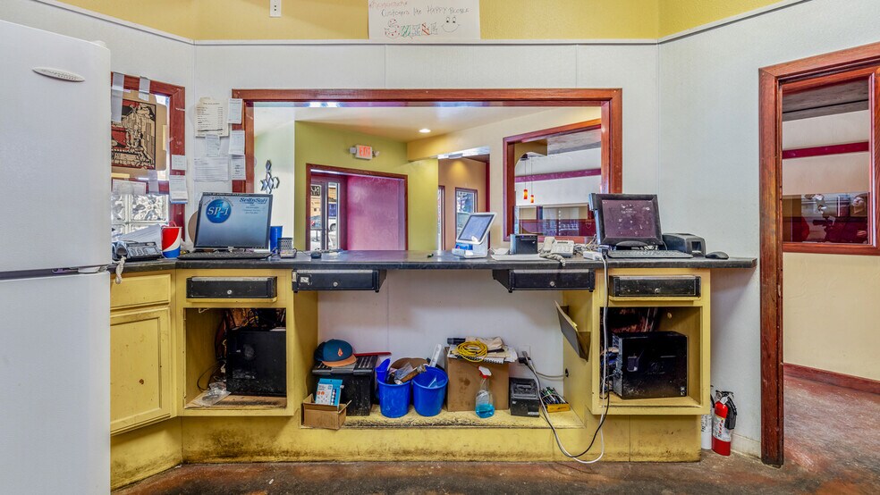 More Photos Of 207 E Hughitt St, Iron Mountain Restaurant For Sale